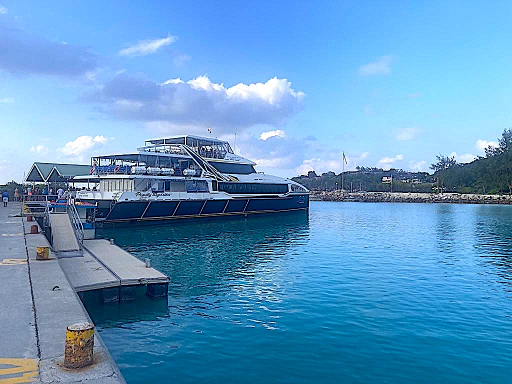 Bateau au départ du port de La Digue, novembre 2025.&nbsp;