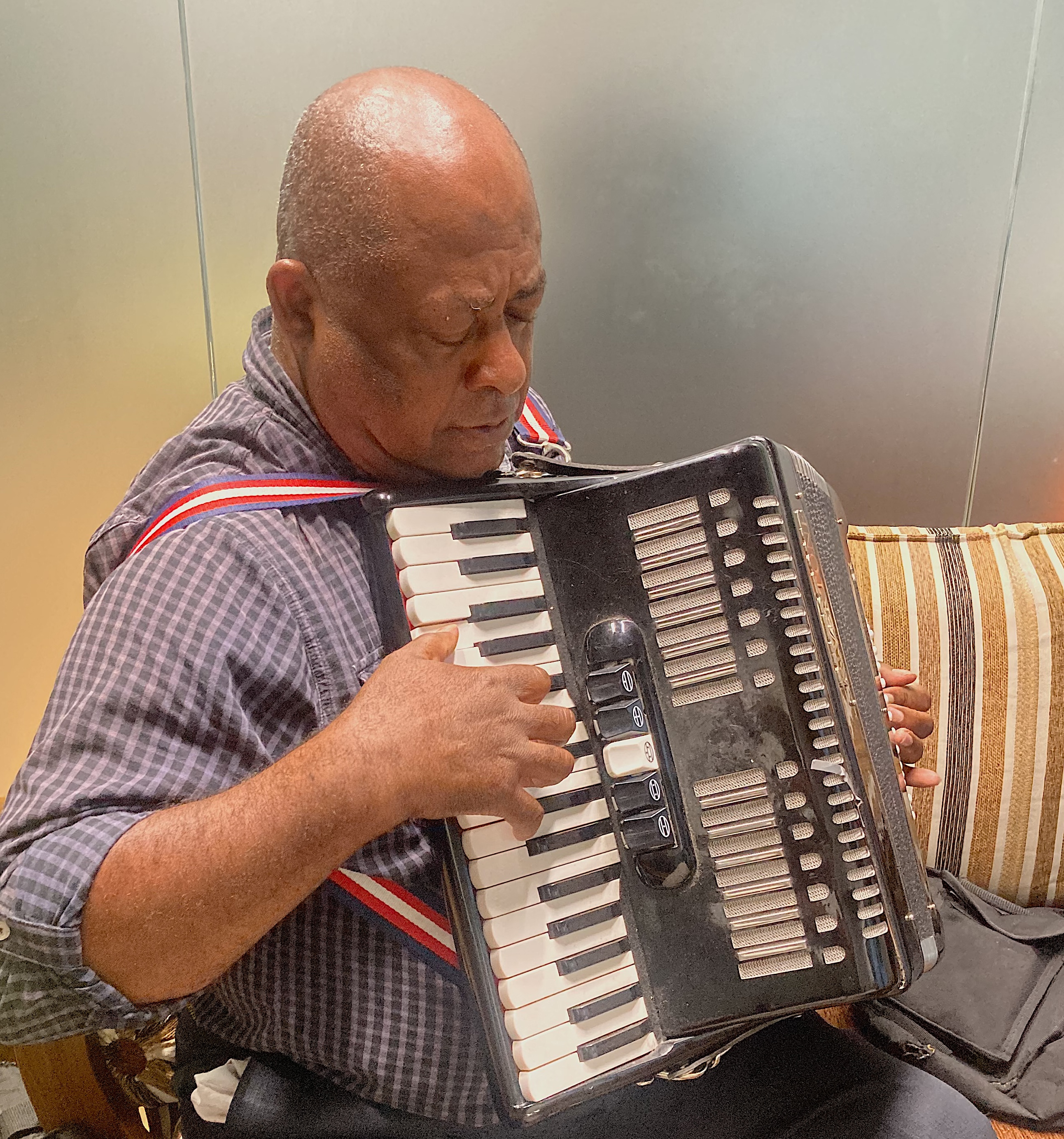 John Vital à <i>lakordeon</i> chromatique, Mahé, 11/25.