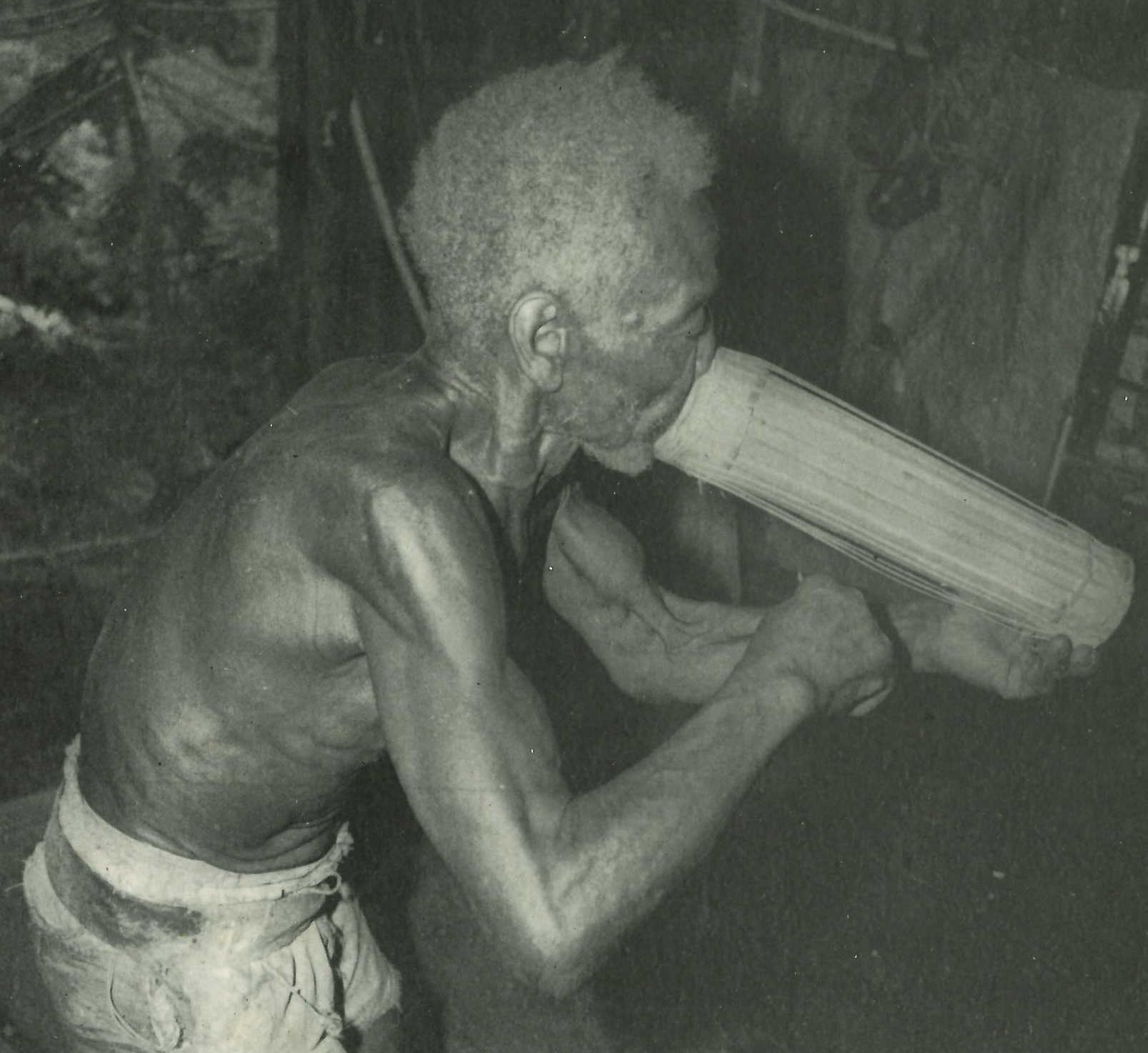 Jacob Marie au <i>mouloumba</i>, amplificateur de voix. Extrait du 33 Tours Seychelles 2, Radio France Ocora 558 554, 1978.