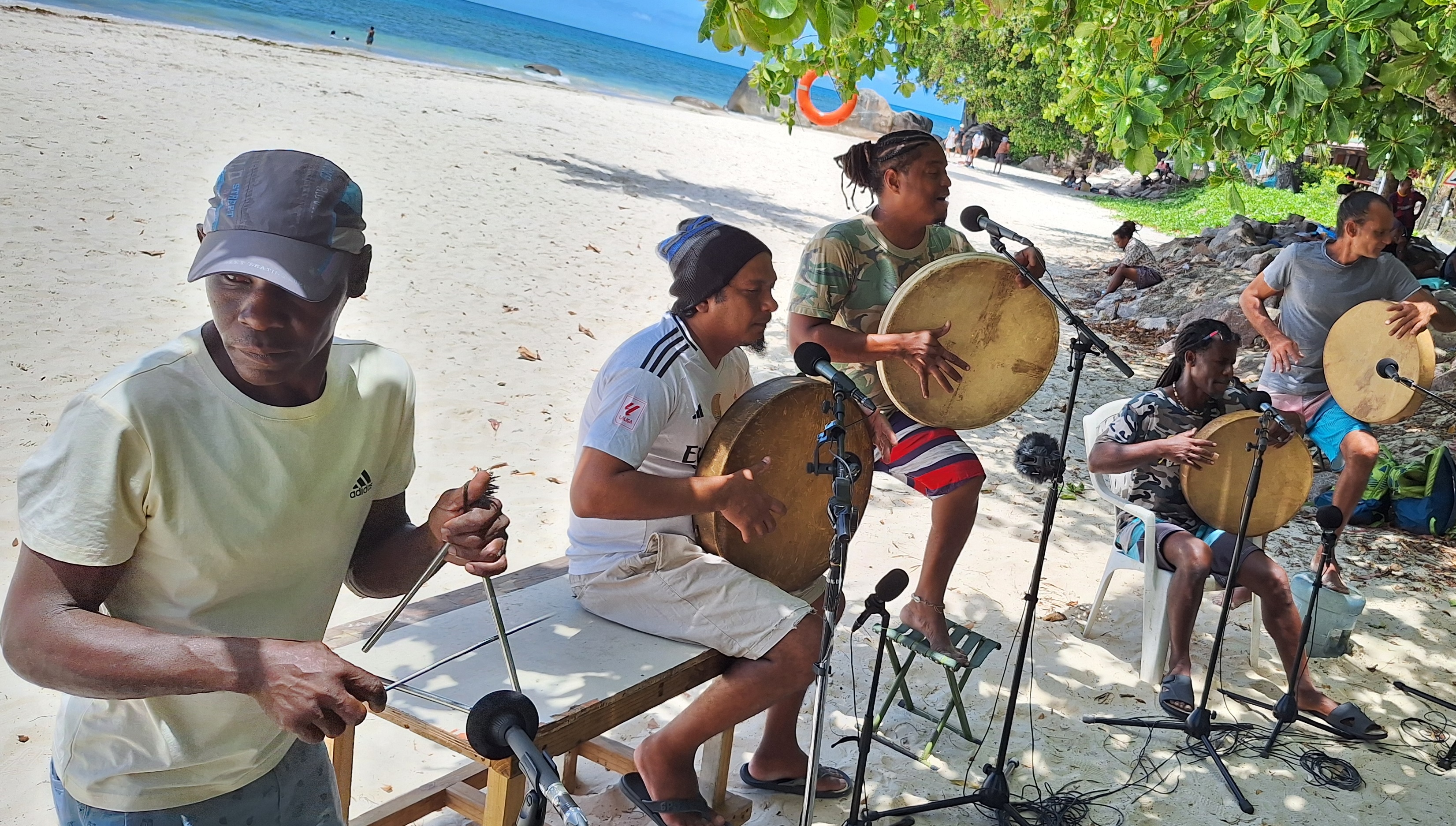 Joueurs de <i>moutya</i> du groupe <i>Vwazin</i>, au cours d'une séance d'enregistrement - Beau Vallon, 11/25.