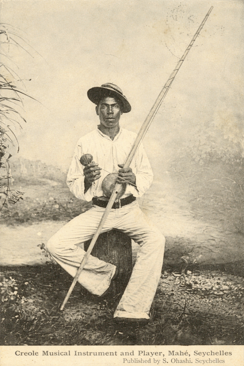 Joueur de <i>bonm</i>&nbsp;- carte postale du début du XXème siècle.&nbsp;