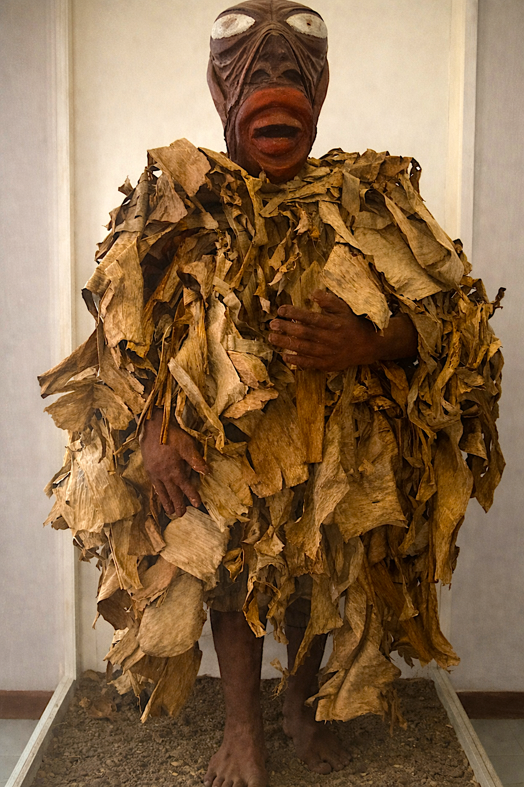 Tenue d'un danseur de <i>sokwe</i>, musée de Victoria, Mahé, 2025.&nbsp;