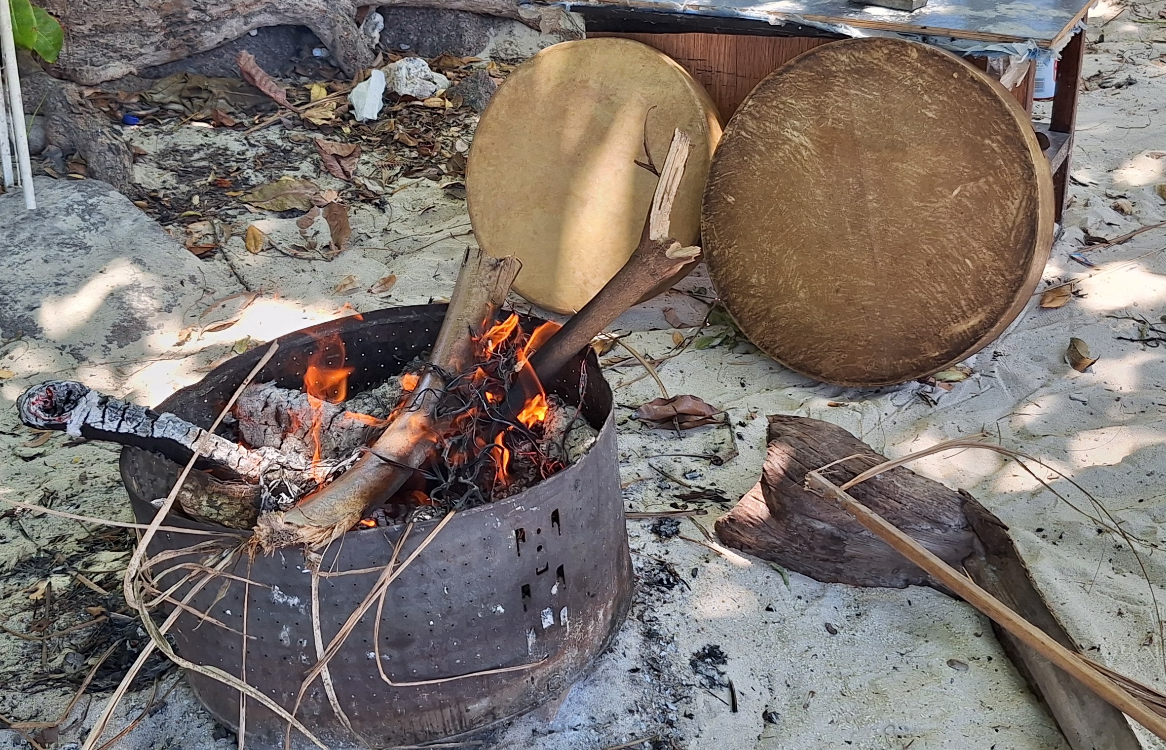 Chauffe traditionnelle des <i>tanbour</i> <i>moutya, </i>pour tendre la membrane avant le jeu.