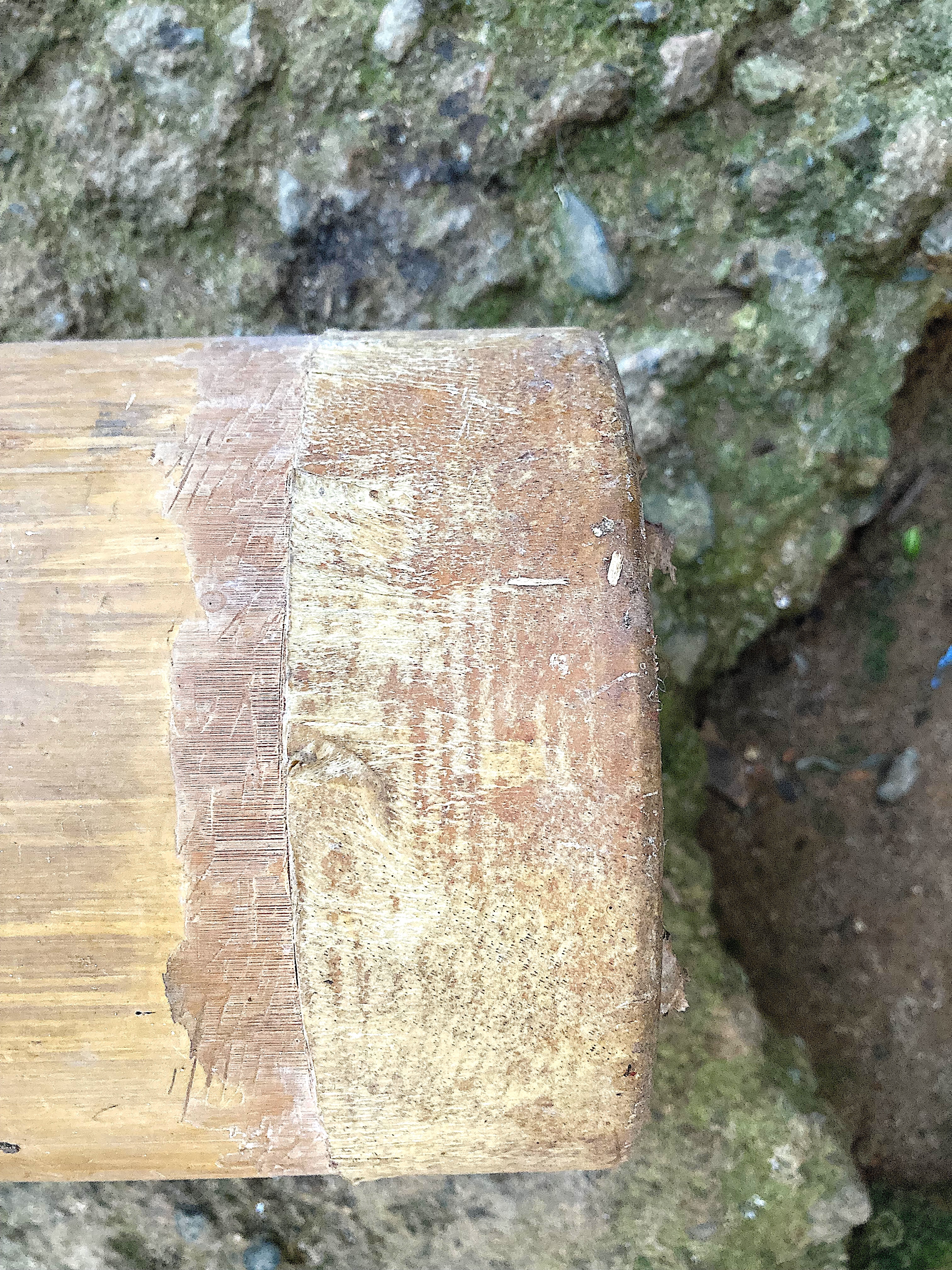 Détail d'un <i>tanbour sega</i> fait d'une peau collée sur un fut en bambou.&nbsp;