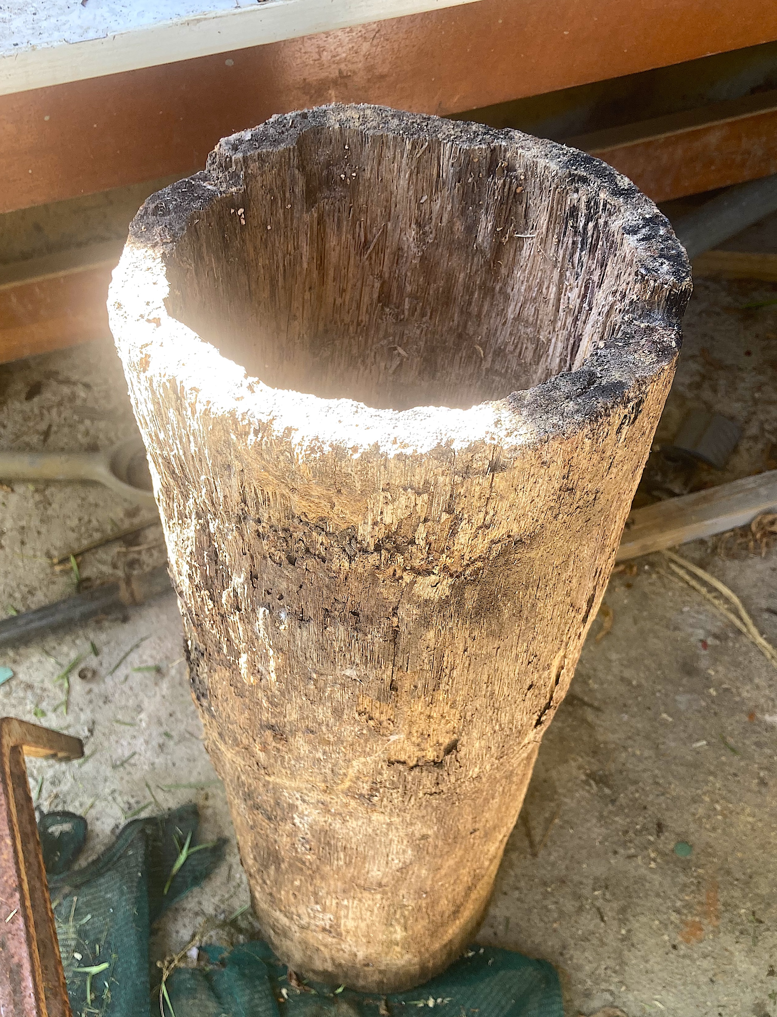 Fut traditionnel fait à partir d'une section de cocotier évidée.&nbsp;