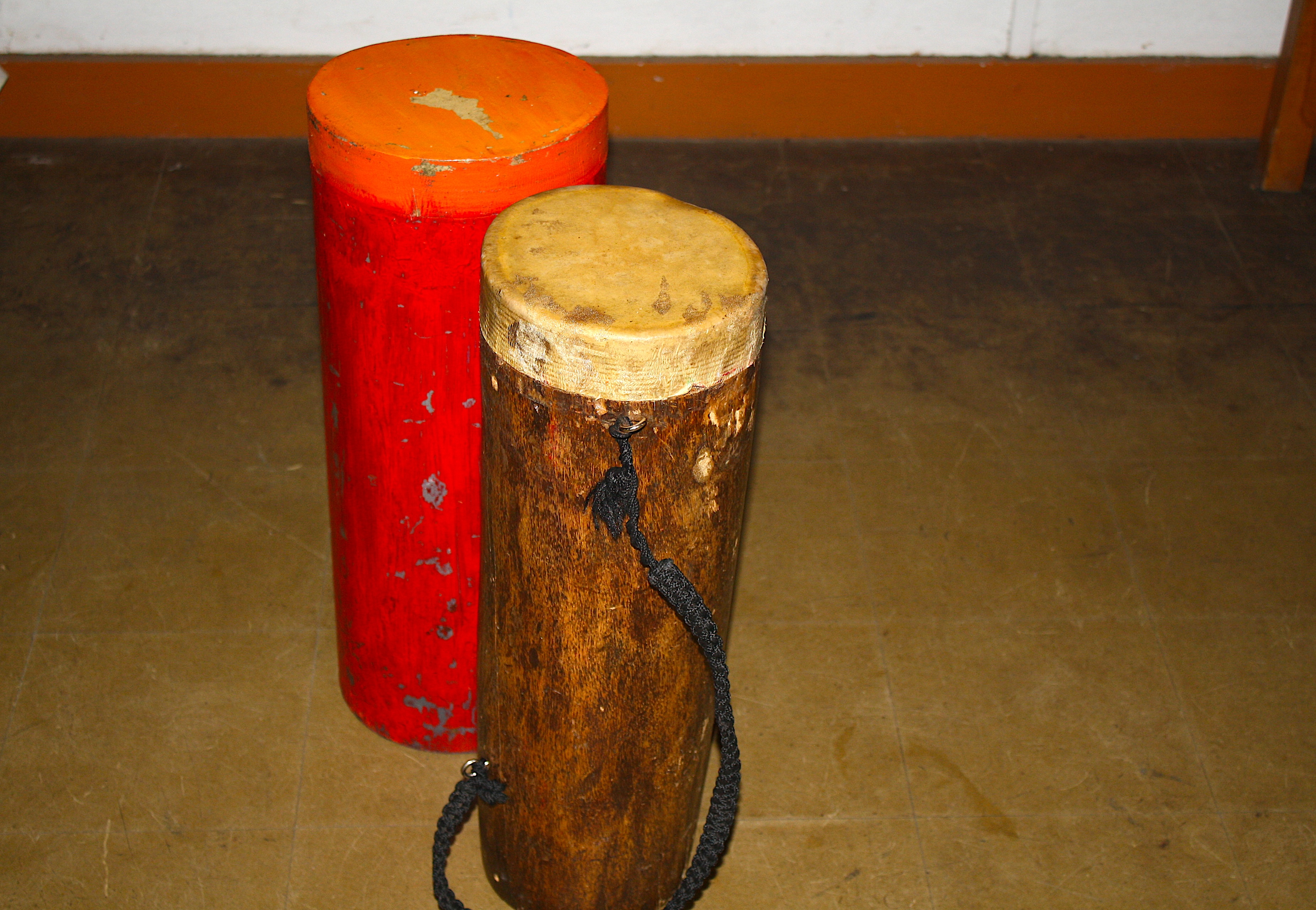 Le <i>tanbour</i>&nbsp;<i>sega</i> rouge (contemporain) est fait à partir d'une section de tuyau de PVC. Le <i>tanbour </i>avec<i> </i>bandoulière&nbsp;a été confectionné à partir d'un tronc d'arbre (non identifié)..&nbsp;