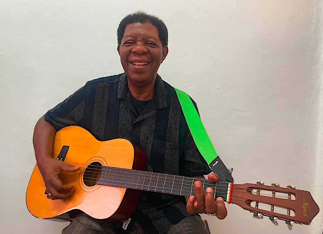 Julien Essay Quatre on guitar, Mahé, 11/25.