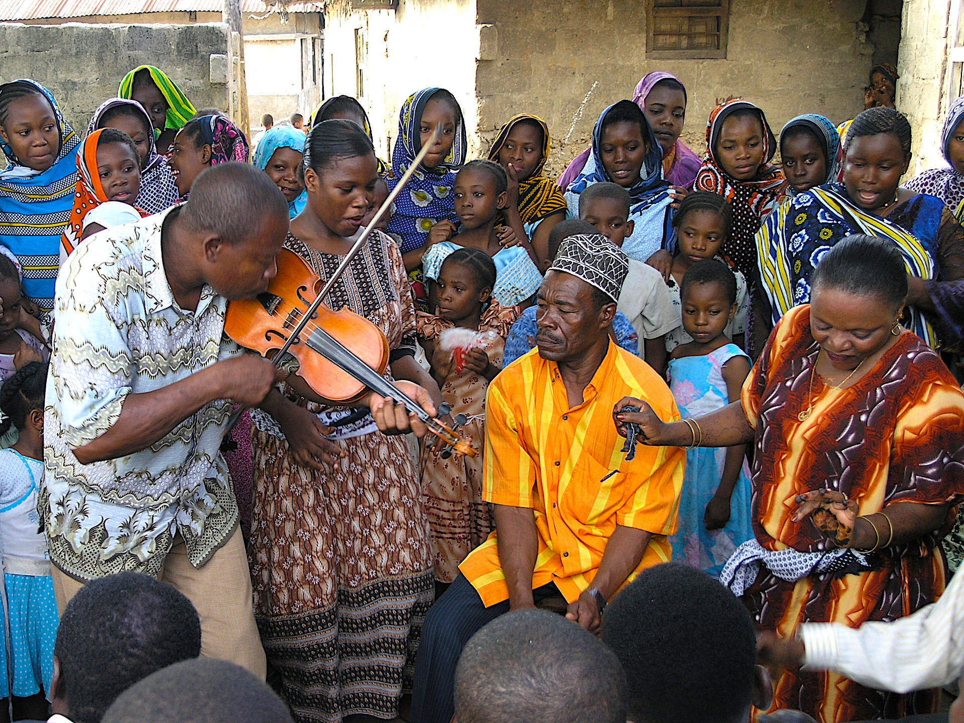 Le violoniste Juma Shadhili [Photo : Werner Graebner, 2003].