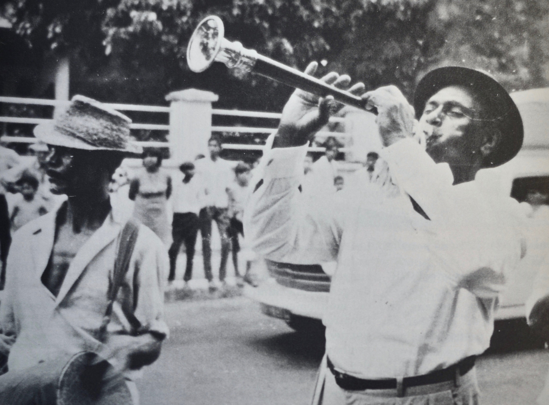 <i>Narslon</i> player Armon Pounga (1907-1988), during a procession in Saint-André. Photo published in “Armon Pounga”, Sangam No. 8, 1993, p. 4