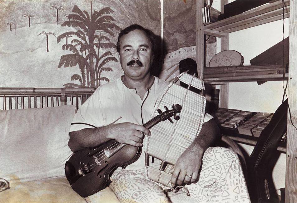 Le multi-instrumentiste et leader des Compères Grat' fils dans les années 1980. Coll. La Selve Fonds PHOI.