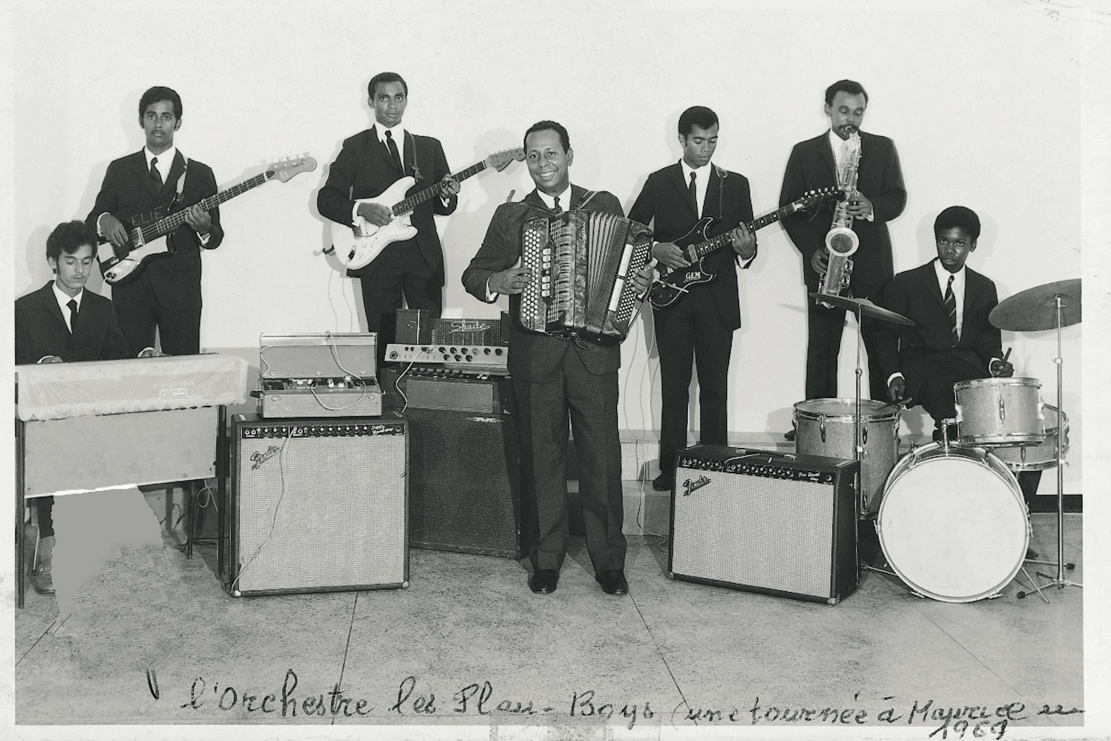 L'orchestre les Plauy-Boys en 1969, constitué (de gauche à droite) de Gérard Ginchard, Elie Ducap, Narminee Ducap, Jules Arlanda, Sully Ducap, Louis Decotte et Bernard Brancard (Coll. Takamba, Fonds PHOI)