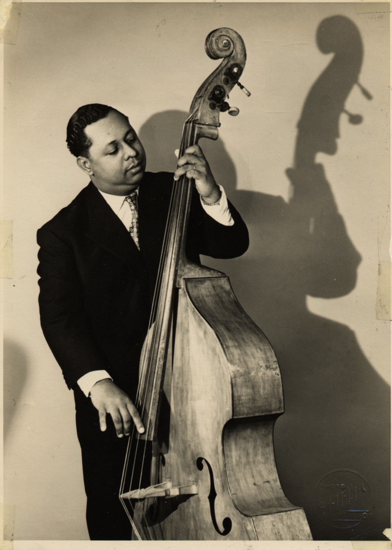 Jules Arlanda à la contrebasse (Coll. Takamba Fonds PHOI)